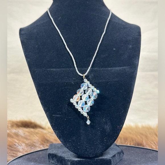 Jewelry - Elegant Crystal Pendant Necklace
